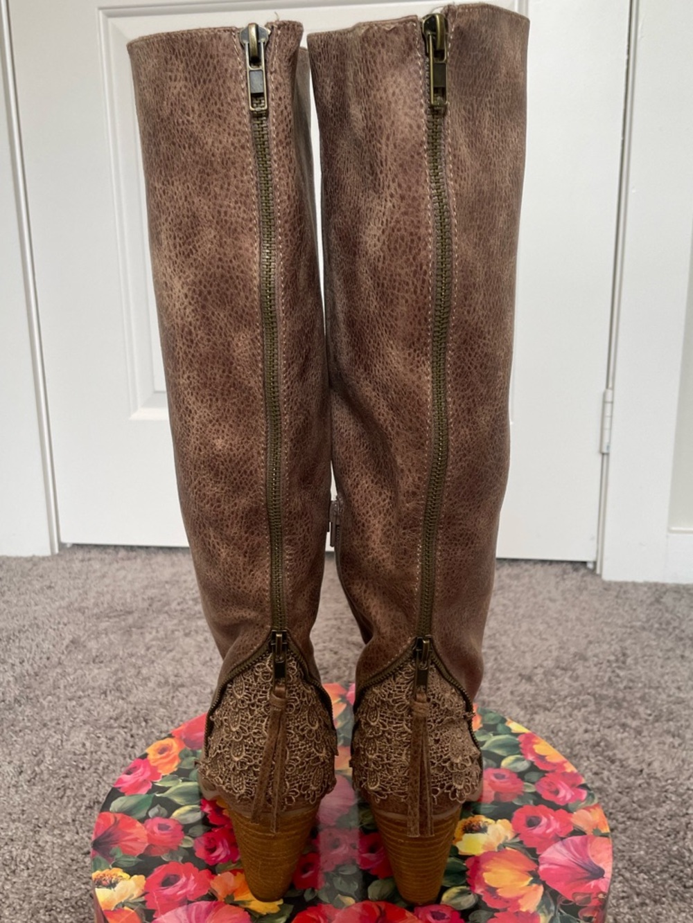 BOUTIQUE NOT RATED BOOTS WITH DETAIL size 8.5 - Picture 3 of 9